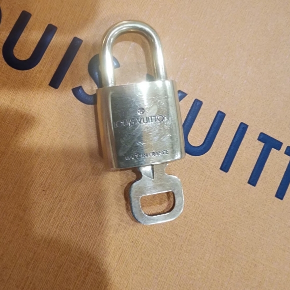 Louis vuitton lock and key set - Picture 2 of 4